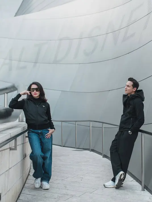 Bedanya, Andhika pilih konsisten dengan outfit serba hitam. Sedangkan Ussy pilih kenakan boyfriend jeans sebagai aksen di OOTD kecenya [@ussypratama]