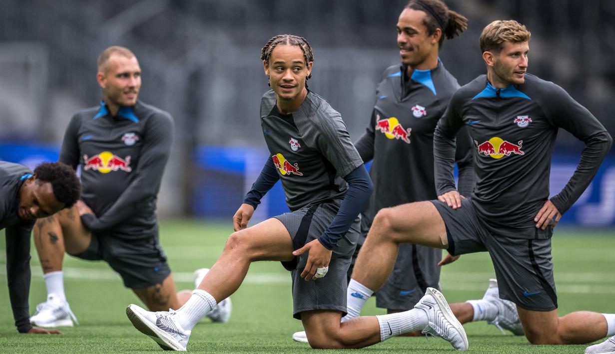 (Dari kiri) Pemain RB Leipzig David Raum, Xavi Simons, Yussuf Poulsen dan Christopher Lenz melakukan pemanasan saat latihan menjelang pertandingan Grup G Liga Champions 2023/2024, di stadion Stadion Wankdorf, Senin (18/9/2023). (Fabrice COFFRINI / AFP)