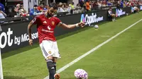 Gelandang Manchester United, Bruno Fernandes, melakukan tendangan sudut pada pertandingan Premier League Summer Series melawan Everton, Senin,&nbsp;4 Agustus 2025, di Atlanta. (AP Photo/Colin Hubbard)