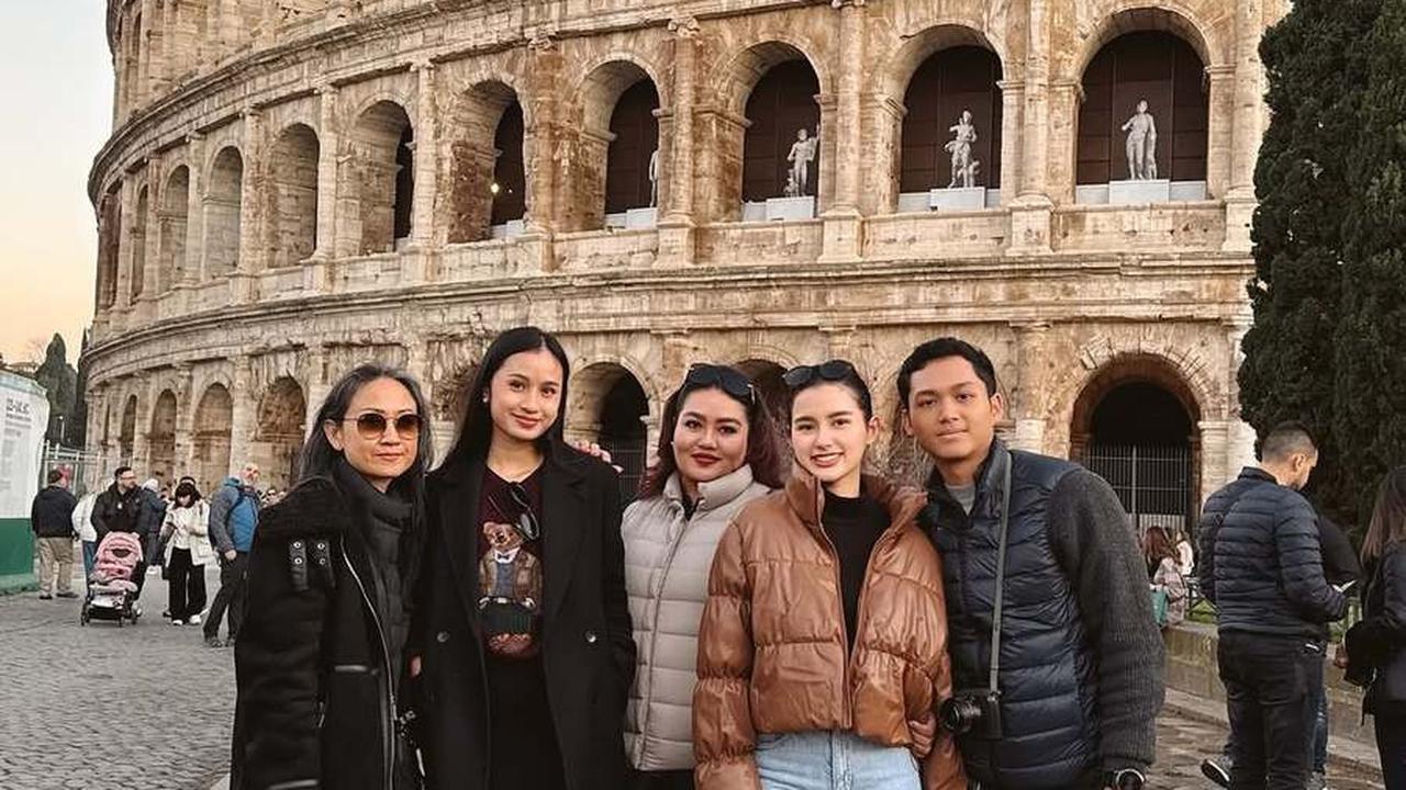 9 Potret Azriel Liburan Bareng Sarah Menzel Dari London Sampai Roma, Ketika Keluarga Besarnya Liburan di Jepang