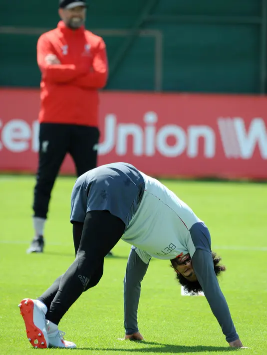 Penyerang Liverpool Mohamed Salah melakukan pemanasan disaksikan manajer Juergen Klopp jelang laga final Liga Champions 2019 di Liverpool, Inggris, Selasa (28/5/2019). Liverpool akan menghadapi Tottenham Hotspurs dalam final Liga Champions di Estadio Wanda Metropolitano, 2 Juni 2019. (AP Photo/Rui V