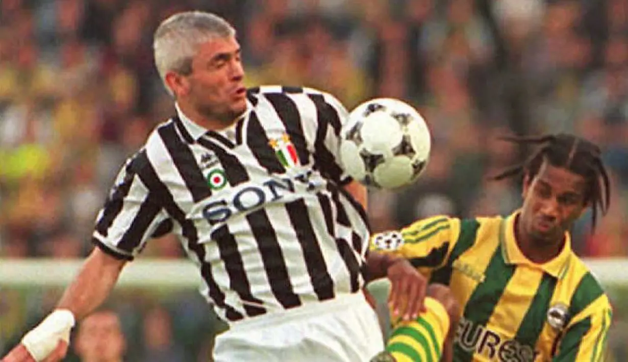 2. Fabrizio Ravanelli – Pria kelahiran Perugia ini adalah pahlawan Juventus saat menjuarai Liga Champions tahun 1996. Lima gelar ia persembahkan untuk Bianconeri mulai dari Scudetto, Liga Champions, Piala UEFA, Coppa hingga Super Italia. (AFP/Valery Hache)