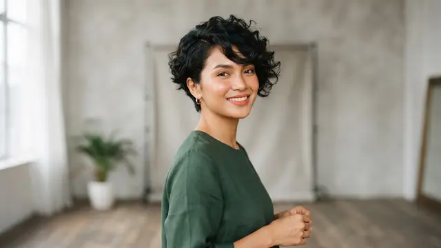 Potongan rambut pendek wanita keriting yang tidak bikin wajah bulat model pixie keriting dengan bagian depan lebih panjang