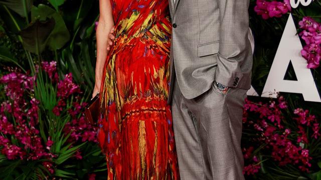 Gaya George Clooney dan Amal Alamuddin di Karpet Merah Premier Ticket to Paradise di Los Angeles