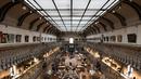 Kerangka dinosaurus yang ditampilkan di galeri paleontologi Museum Sejarah Alam Prancis di Paris, Kamis (16/11). Museum yang menyimpan ribuan tulang belulang hewan dan benda purba ini berencana merenovasi gedungnya. (Martin BUREAU/AFP)