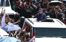 ⁠Ini Sosok yang Berani Panjat Mobil Maung Garuda Prabowo di Tengah Keramaian saat Menuju Istana