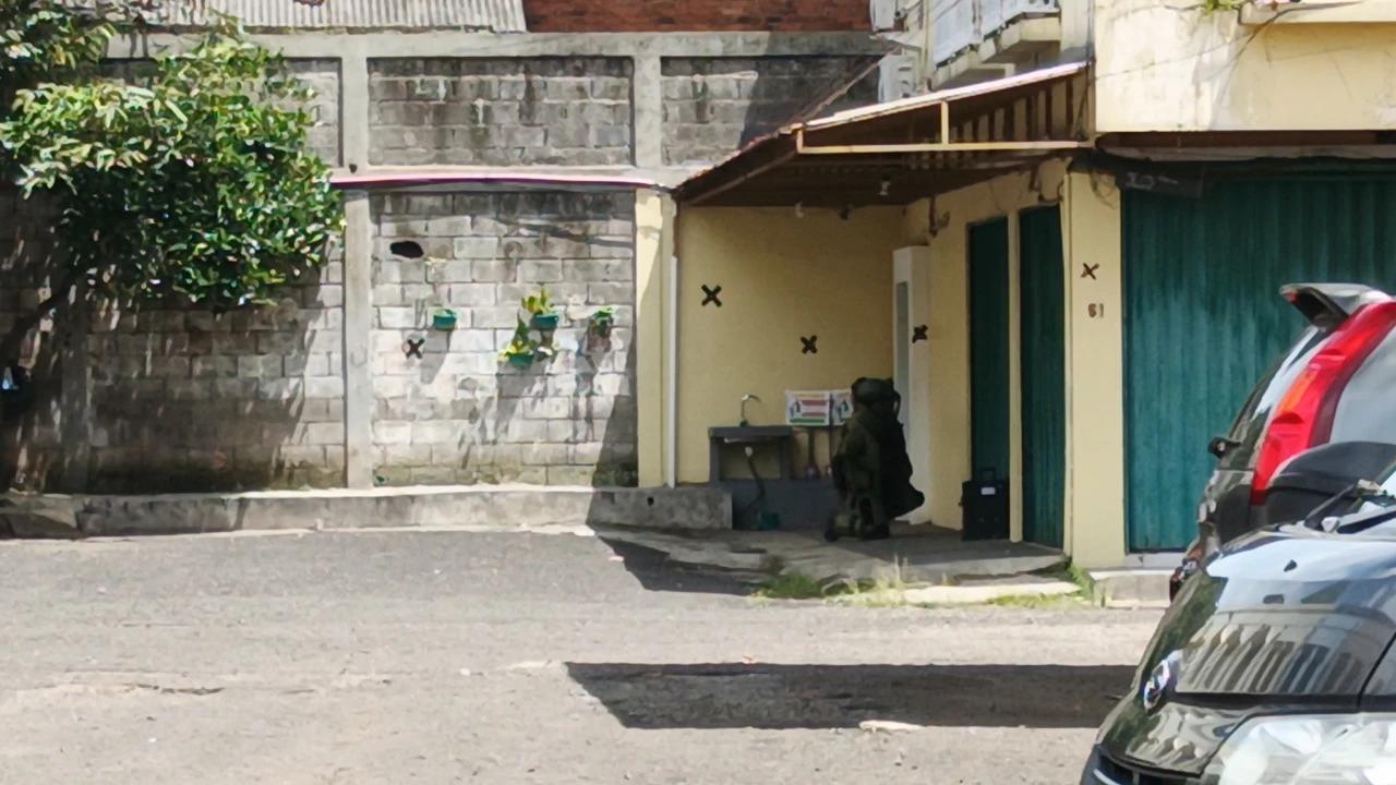 Detik-Detik Tim Penjinak Bahan Peledak Tangani Kotak Berkabel Diduga Bom di ITC Kosambi
