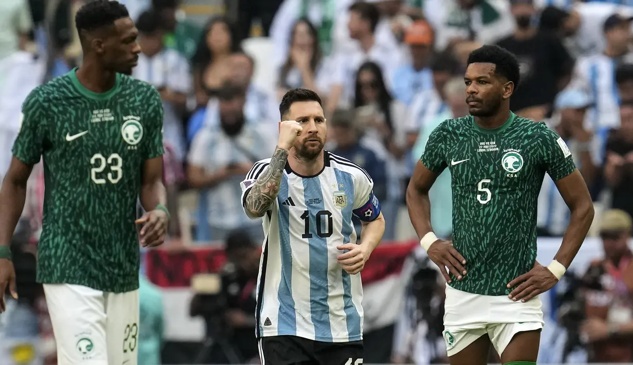 Lionel Messi. Sayap kanan Timnas Argentina berusia 35 tahun ini sukses membuat satu gol lewat eksekusi penalti di Piala Dunia 2022 pada matchday pertama Grup C menghadapi Timnas Arab Saudi (22/11/2002) yang berkesudahan 1-2 untuk kemenangan Arab Saudi. Penalti terjadi pada menit ke-10 saat kedudukan masih imbang 0-0. Arab Saudi berhasil comeback berkat dua gol yang dicetak Saleh Al-Shehri dan Salem Al-Dawsari pada menit ke-75 dan 83. (AP/Natacha Pisarenko)