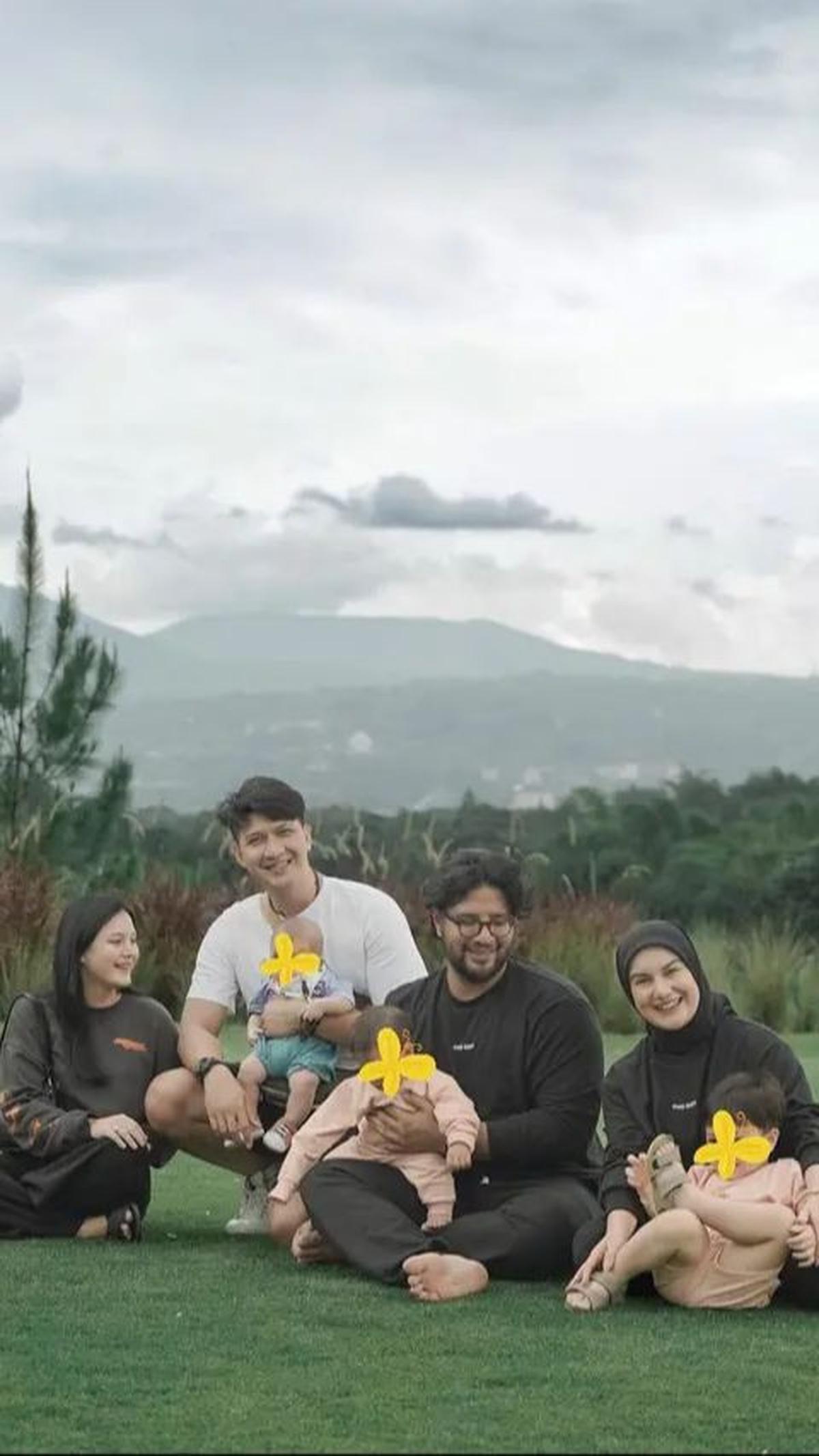Inilah potret kompak keluarga Ammar Zoni dan Aditya Zoni saat sebelum terjadi prahara rumah tangga.