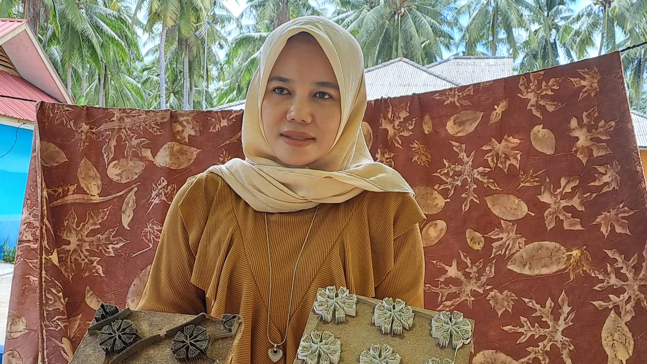 Kelompok perempuan di Desa Berakit belajar membuatr batik. (Liputan6.com/ Novia Harlina)
