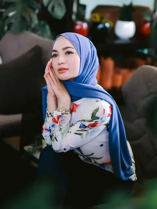 Menjadi desainer busana sekaligus punya produk fashion yang sudah terkenal, tidak jarang bahwa penampilan Imel kerap menjadi inspirasi bagi para penggemarnya. Untuk produknya sendiri ia pun kerap menjadi modelnya sendiri bersama seleb lainnya seperti Rheiner Manopo. (Liputan6.com/IG/@imelpc)