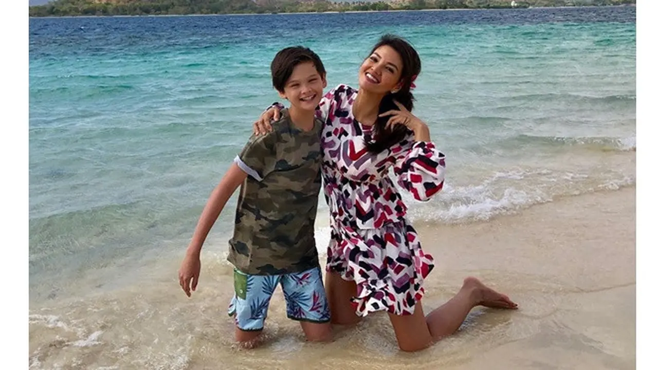 5 Gaya Liburan Farah Quinn di Pantai, Mesra Bareng Anak