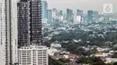 Pemandangan gedung bertingkat dan permukiman warga di antara perpohonan Jakarta, Kamis (13/2/2020). Jakarta baru memiliki 9,98 persen lahan yang dijadikan Ruang Terbuka Hijau (RTH) dari proyeksi 30 persen. (Liputan6.com/Faizal Fanani)