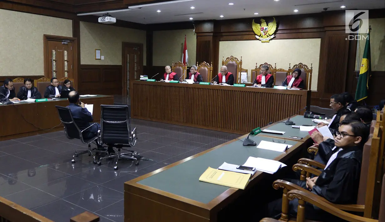 Suasana sidang pembacaan eksepsi pengacara tersangka kasus E-KTP Setya Novanto, Fredrich Yunadi di Pengadilan Tipikor, Jakata, Kamis (15/2). JPU KPK menyebut Fredrich memesan RS Medika Permata Hijau sebelum kliennya kecelakaan. (Liputan6.com/JohanTallo)