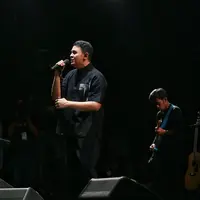 Tulus menutup rangkaian KapanLagi Buka Bareng BRI Festival 2025/copyright kapanlagi/adrian putra
