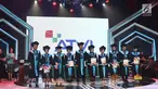 Sejumlah wisudawan dan wisudawati berdiri didepan saat mengikuti wisuda ATVI ke-X di Jakarta, Kamis (7/12). Sebanyak 110 wisudawan dan wisudawati ATVI mengikuti wisuda ke-X. (Liputan6.com/Angga Yuniar)
