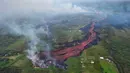Pemandangan lava meletus dari celah dekat Pahoa saat erupsi yang sedang berlangsung di Gunung berapi Kilauea, Hawaii, 19 Mei 2018.  Seperti diketahui, Kilauea merupakan salah satu gunung berapi paling aktif di dunia. (U.S. Geological Survey via AP)