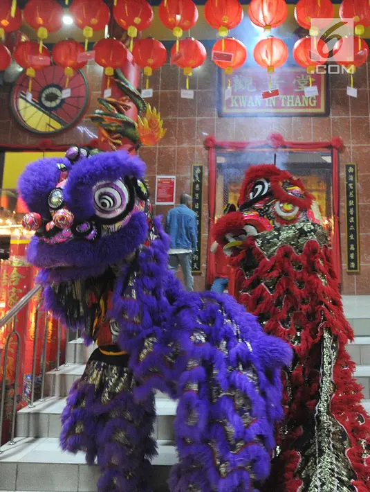 Barongsai melakukan persembahyangan di Vihara Kwan In Thang, Pondok Cabe, Tangsel, Banten, Senin (4/2). Sembahyang jelang Tahun Baru Imlek 2570 juga untuk pengharapan kehidupan lebih baik di tahun Babi Tanah mendatang. (Merdeka.com/Arie Basuki)