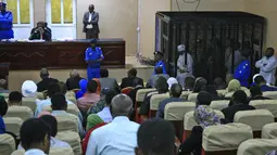 Suasana persidangan Presiden terguling Sudan, Omar al-Bashir atas dakwaan korupsi di pengadilan di ibu kota Sudan, Khartoum pada Senin (19/8/2019). Bashir  didakwa dengan tuduhan korupsi, kepemilikan mata uang asing dan menerima gratifikasi. (Ebrahim HAMID / AFP)