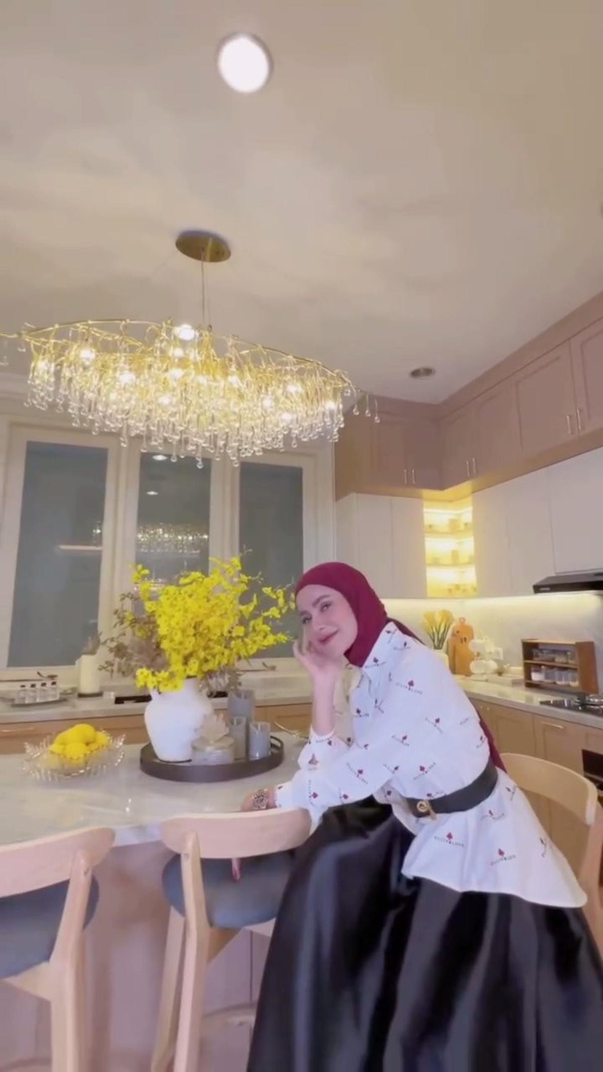 8 Potret Dapur Baru Olla Ramlan yang Elegan dan Cozy, Dilengkapi Chandelier yang Indah