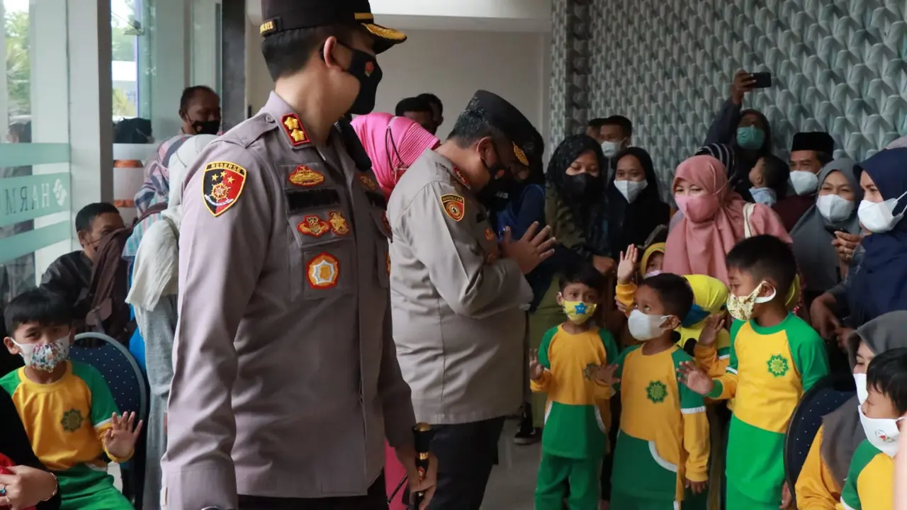 Kapolda Jabar Irjen Pol. Suntana bersama Kapolres Garut AKBP Wirdhanto Hadicaksono menyapa anak-anak usia 6-11 yang akan melakukan vaksinasi covid-19.