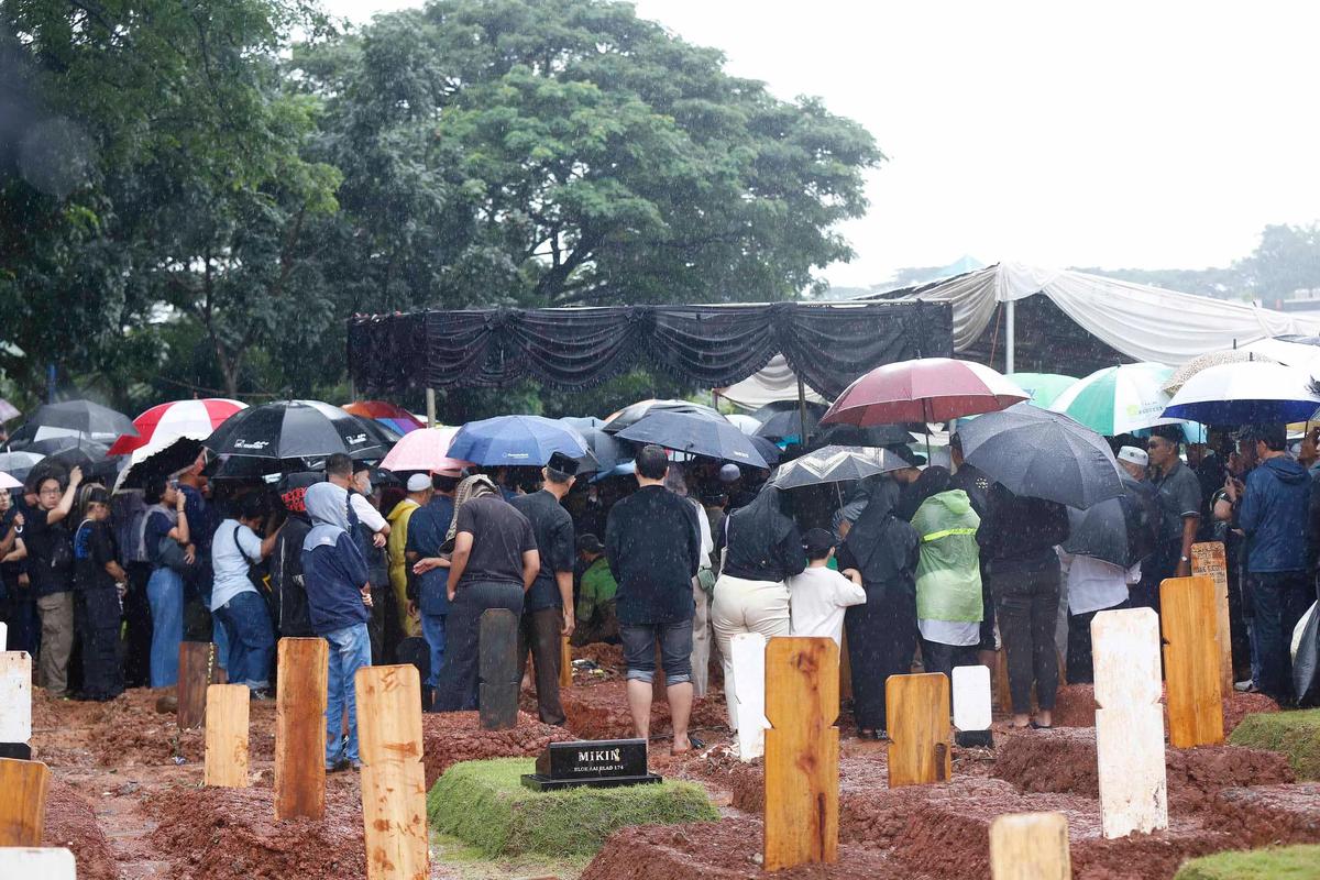 FOTO: Hujan Iringi Pemakaman Vidi Aldiano