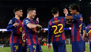 Skuad Barcelona merayakan gol Robert Lewandowski ke gawang Newcastle, Kamis (19/3/2026) (AP Photo/Joan Monfort)