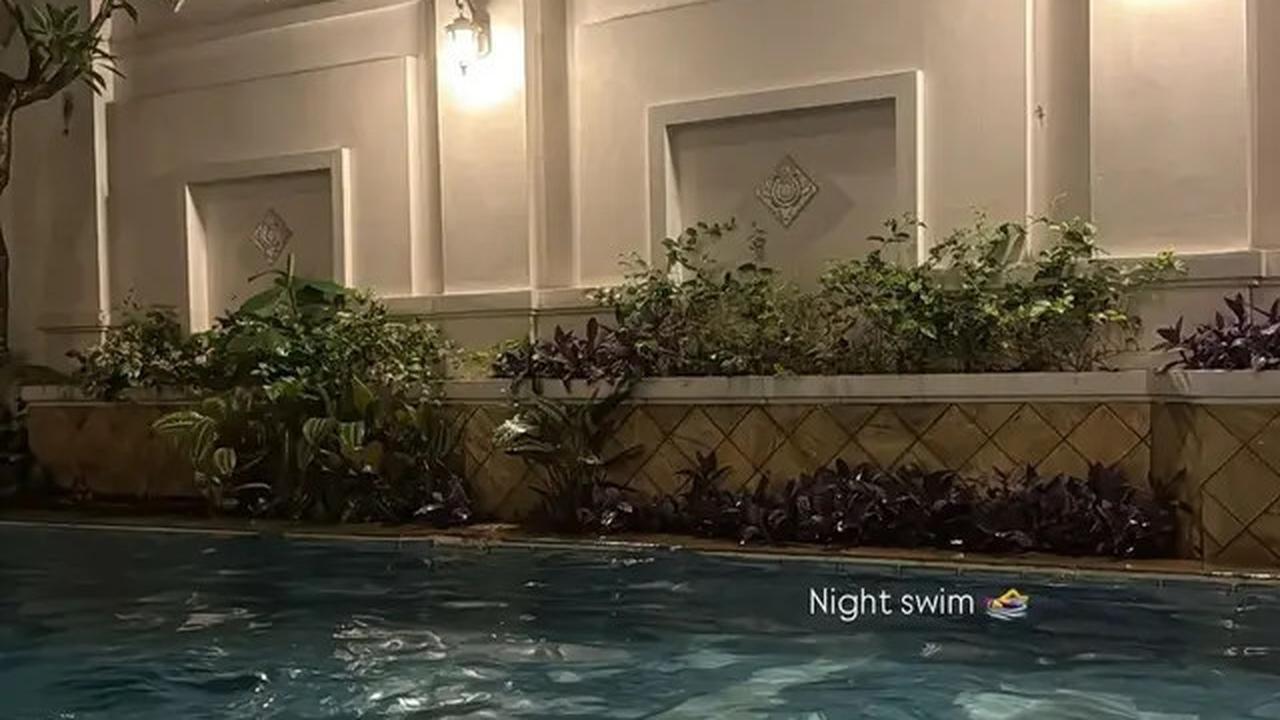 7 Potret Yura Yunita dan Aaliyah Rayakan Kehamilan Mahalini, Renang Malam Hari