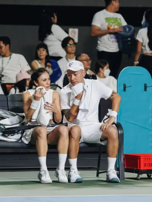 Wulan Guritno bermain tenis [Instagram/wulanguritno]