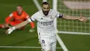 Penyerang Real Madrid, Karim Benzema berselebrasi setelah mencetak gol ke gawang Barcelona pada pekan ke-30 Liga Spanyol di Estadio Alfredo Di Stefano, Minggu dinihari WIB (11/4/2021). Real Madrid kembali sukses taklukkan rival abadinya Barcelona 2-1. (AP Photo/Manu Fernandez)