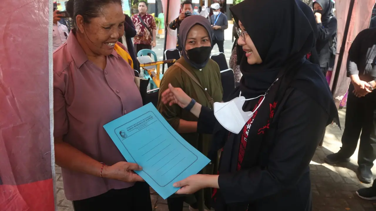 Bupati Ipuk saat meninjau layanan adminduk pada acara Bunga Desa di Desa Watukebo, Kec. Blimbingsari beberapa waktu lalu.(Istimewa)