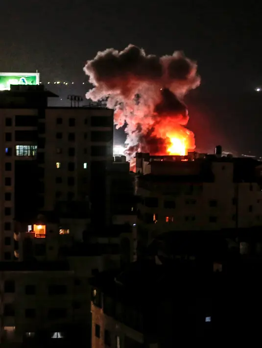 Kepulan asap terlihat membumbung dari Gaza City menyusul serangan udara oleh Israel, Rabu (8/8). Israel mengatakan serangan di Gaza tidak ditargetkan ke warga sipil namun, kepada 100 target yang terkait kelompok Hamas. (MAHMUD HAMS/AFP)