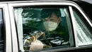 <p>Akie Abe, istri mantan Perdana Menteri Shinzo Abe, memegang guci berisi abu mendiang suaminya saat dia pergi ke tempat pemakaman kenegaraan di Nippon Budokan, Tokyo, Jepang, Selasa (27/9/2022). Pemerintah Jepang menghabiskan biaya sebesar 1,65 miliar Yen (Rp 173 miliar) untuk pemakaman kenegaraan Abe. (Kyodo News via AP)</p>