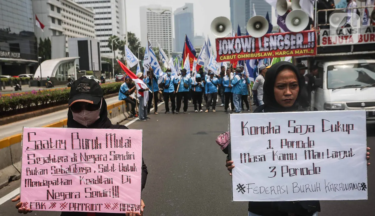 Massa juga meminta pencabutan seluruh kebijakan dan peraturan perundang-undangan yang bertentangan dengan konstitusi. (Liputan6.com/Faizal Fanani)