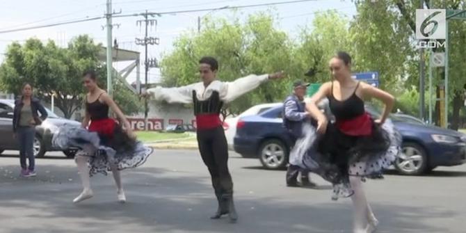 VIDEO: Pertunjukan Balerina di Tengah Lampu Merah Meksiko