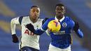 Gelandang Brighton and Hove Albion, Yves Bissouma (kanan) berebut bola dengan gelandang Tottenham Hotspur, Steven Bergwijn dalam laga lanjutan Liga Inggris 2020/21 pekan ke-21 di American Express Community Stadium, Minggu (31/1/2021). Brighton menang 1-0 atas Tottenham. (AFP/Glyn Kirk/Pool)