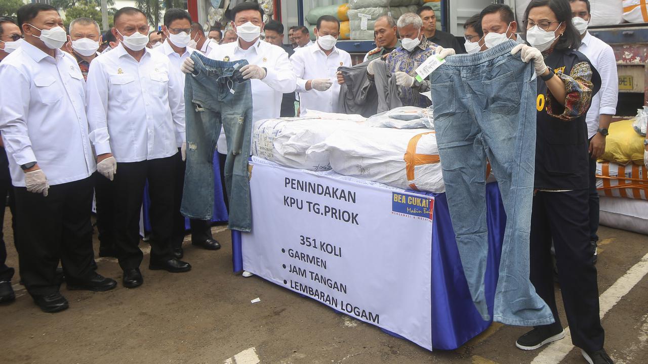 Menko Polkam Budi Gunawan dan Menkeu Sri Mulyani musnahkan barang penyelundupan