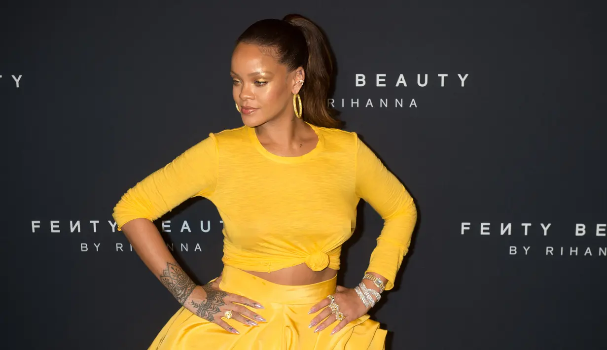 Penyanyi seksi Rihanna menghadiri peluncuran Fenty Beauty by Rihanna di Duggal Greenhouse, New York, Kamis (7/9).Di ajang tersebut, penyanyi 29 tahun asal Barbados itu pun tampil berani tanpa bra. (AFP PHOTO / Bryan R. Smith)