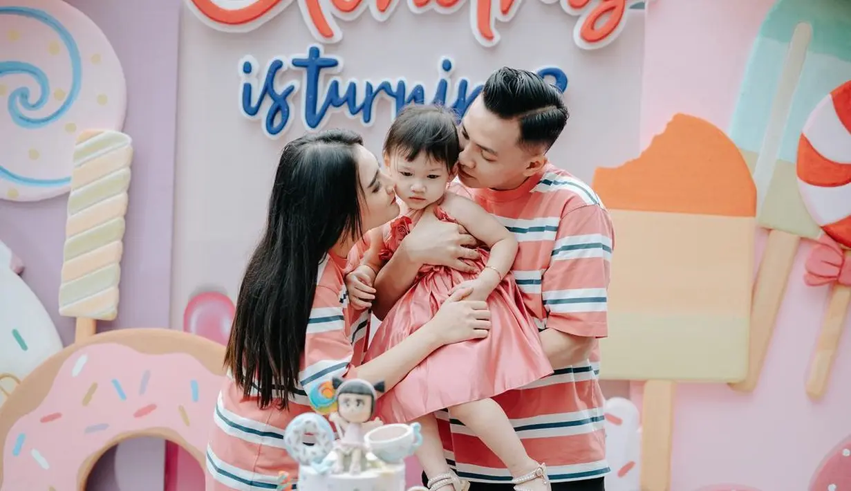 Penyanyi dangdut bersama suami mendampingi putrinya meniup lilin ulang tahun. [Instagram/nellakharisma]