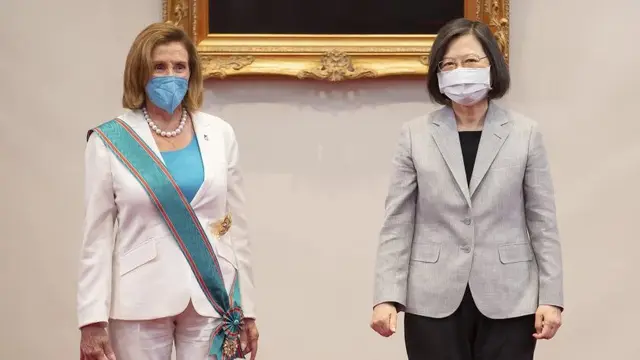 Ketua DPR Nancy Pelosi, kiri, dan Presiden Taiwan Tsai Ing-wen bertemu di Taipei. (Kantor Kepresidenan Taiwan)