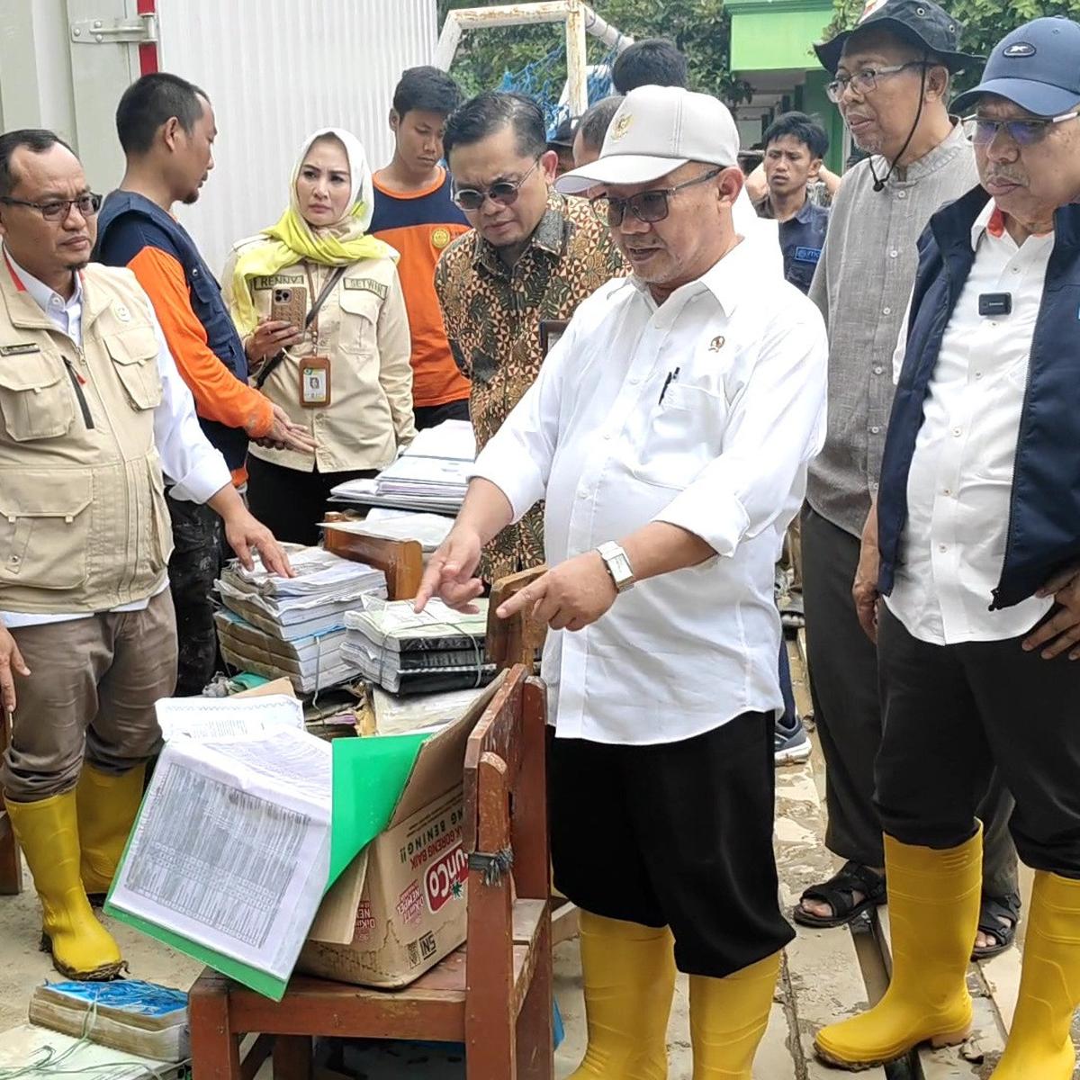 Mendikdasmen Abdul Mu'ti Tinjau Sekolah Terdampak Banjir di Bekasi