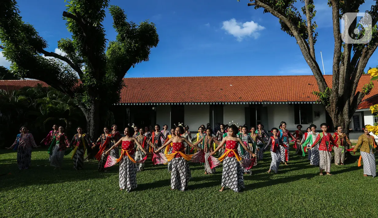 Peserta mengikuti rangkaian acara Bulan Kebangkitan, di Museum Kebangkitan Nasional, Jakarta, Sabtu (21/5/2022). Memperingati Hari Kebangkitan Nasional, Meseum Kebangkitan bekerjasama dengan Belantara Budaya Indonesia menggelar acara dengan tema “Masa Bangkit Wastra dan Budaya”. (Liputan6.com/Johan Tallo)