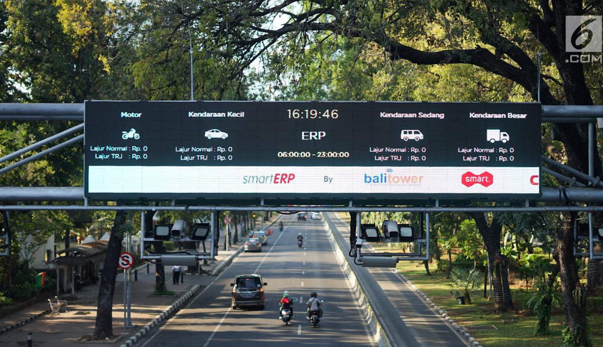 Kendaraan melintas di bawah mesin electronic road pricing (ERP) di Jalan Medan Merdeka Barat, Jakarta, Rabu (11/9/2019). Pemprov DKI Jakarta membatalkan proses lelang tender untuk jalan berbayar atau ERP setelah mendapatkan opini hukum dari Kejaksaan Agung RI. (Liputan6.com/Immanuel Antonius)