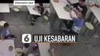 Rasa sabar harus diterima oleh seorang pria ini ketika makanannya kejatuhan sandal bocah yang sedang bermain.