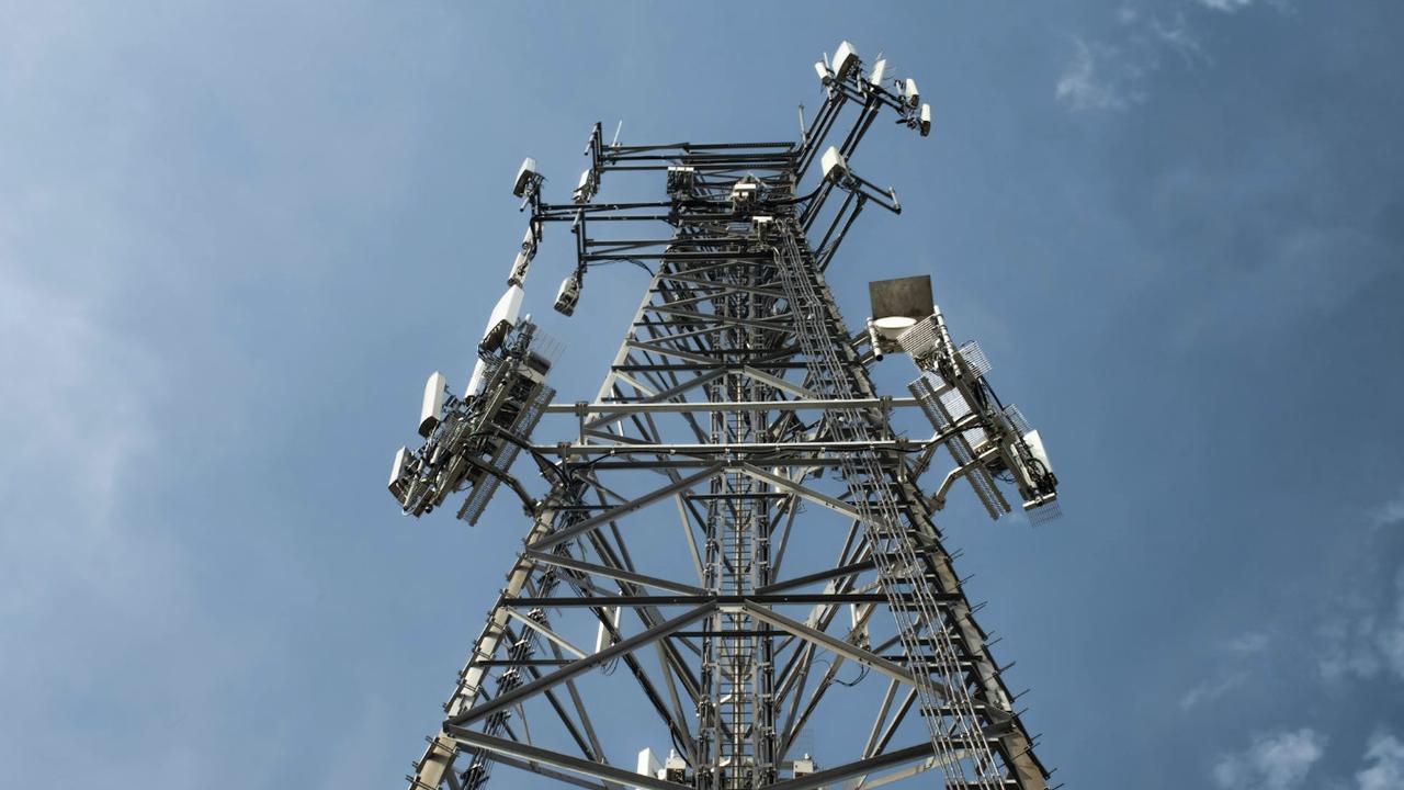 Jelang Natal dan Tahun Baru, Wamen Nezar Minta Operator Seluler Perkuat Kapasitas Internet