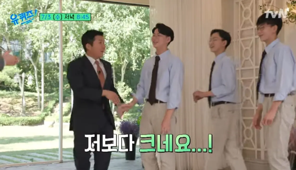 Mengikuti sang ayah yang memiliki tinggi 185 cm, netizen dibuat kaget melihat anak kembar tiga berusia 12 tahun itu yang punya tinggi hampir sama dengan sang ayah, sedangkan wajah mereka tak banyak berubah. (Foto: YouTube/ tvN)