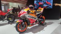 Motor asli yang digunakan Marc Marquez pada MotoGP dipajang Honda di IIMS 2023. (Liputan6.com/Jordy Rivaldo)