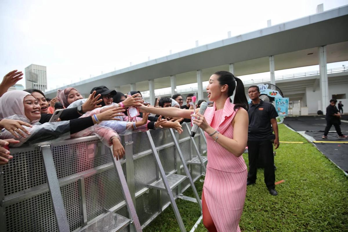 FOTO Penyanyi Christie Curi Perhatian di KLBB 2026 Lewat Aksi Spontan Turun Panggung