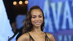 Zoe Saldana berpose sambil tersenyum saat menghadiri pemutaran perdana  film 'Avatar: The Way of Water' di London, Selasa, 6 Desember 2022. Aktris berusia 44 tahun itu memamerkan pinggangnya yang ramping dengan busana bermotif kupu-kupu biru yang ia kenakan. (Photo by Vianney Le Caer/Invision/AP)