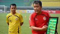 Pelatih Semen Padang, Syafrianto Rusli. (Bola.com/Arya Sikumbang)